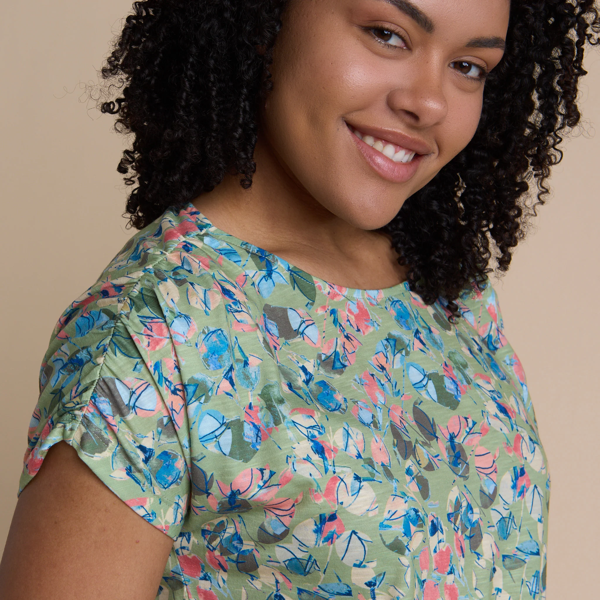 Abstract Print Shirred Shoulder Jewel Neck Tee - Image 6